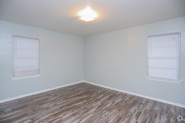 2BR, 1BA - 924SF - Upgraded
