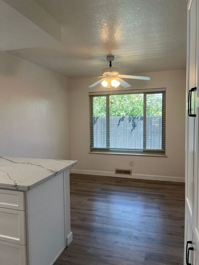 Photo - 142 Hillview Dr