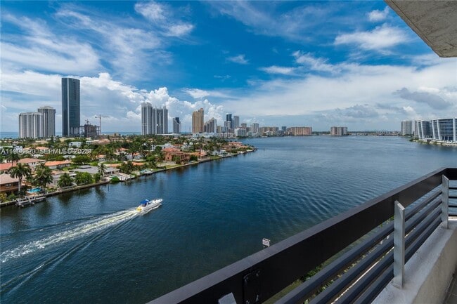 Photo - 19101 NE 36th Pl Unidad 2008