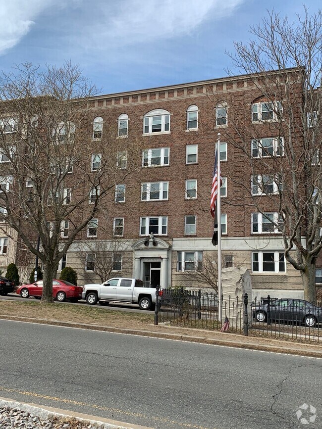 Building Photo - Spacious Studio - Pet Friendly - Close to ... Unit 1615 Commonwealth #25 Rental