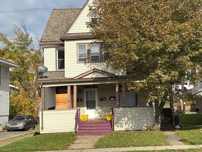 Building Photo - 463 Main St Unit 2