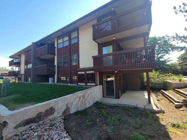 Building Photo - Sunny and Quiet Garden Level 3 bed, 2 bath condo in a convenient East Boulder neighborhood. Unit D1