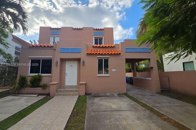 Building Photo - 1020 SW 19th Ave Unit 1