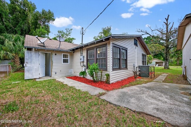 Photo - 1011 Glencarin St