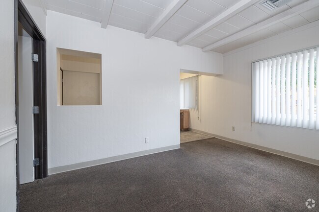 1BR, 1BA - 478SF - Living Room
