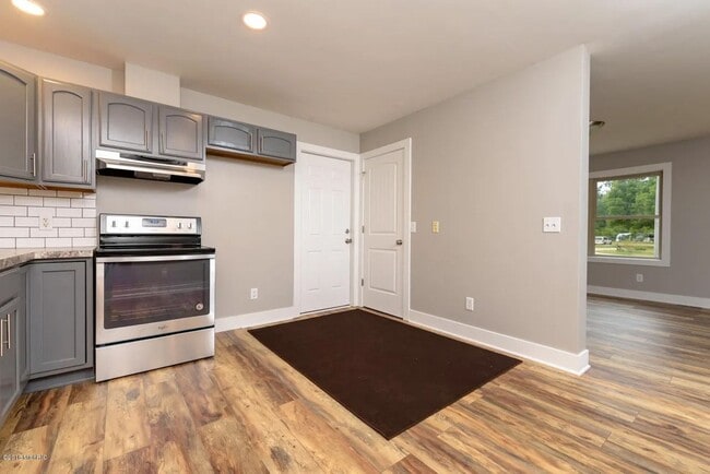 Photo - Spacious 3BR Duplex with Finished Basement & 2-Car Garage in Otsego Unidad 1387