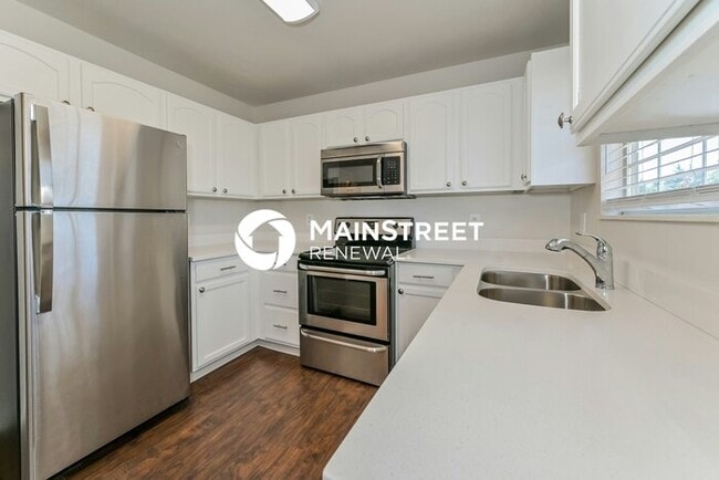 Photo - 3 Bedroom Pet-Friendly Home in KNOXVILLE, TN with Main Street Renewal
