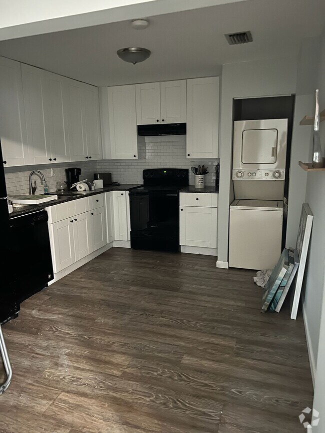 Building Photo - 823 NE 19th Ave Unit 1 Rental