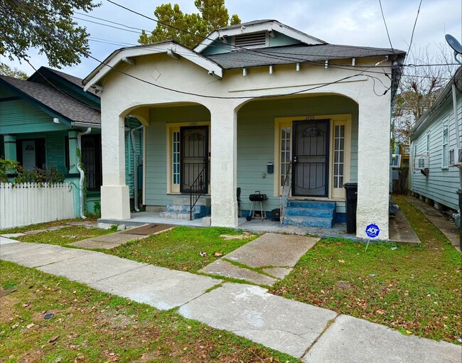 Building Photo - fna3705 Unit 3707 Delachaise St