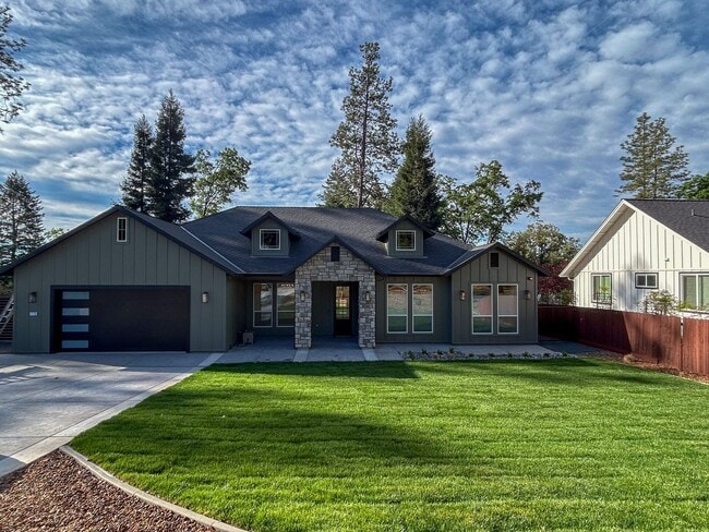 Building Photo - NEWLY BUILT HOME 4 Bed 2.5 Bathroom House in Paradise! Electricity and Solar Included!