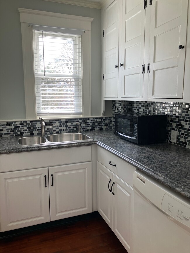 Building Photo - 43 Roslyn St Unit 2