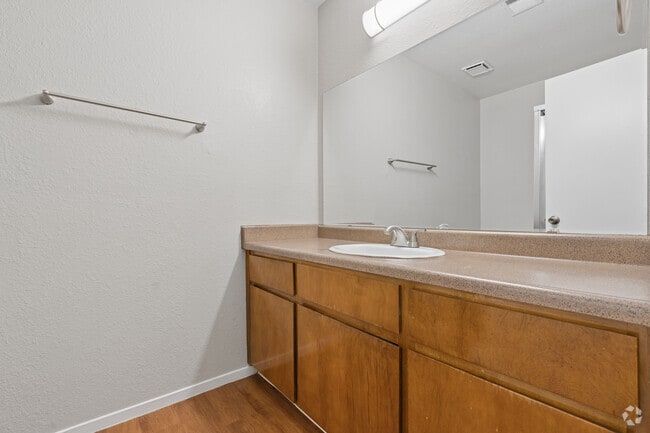 2BR, 2BA - 992SF - Primar Bathroom