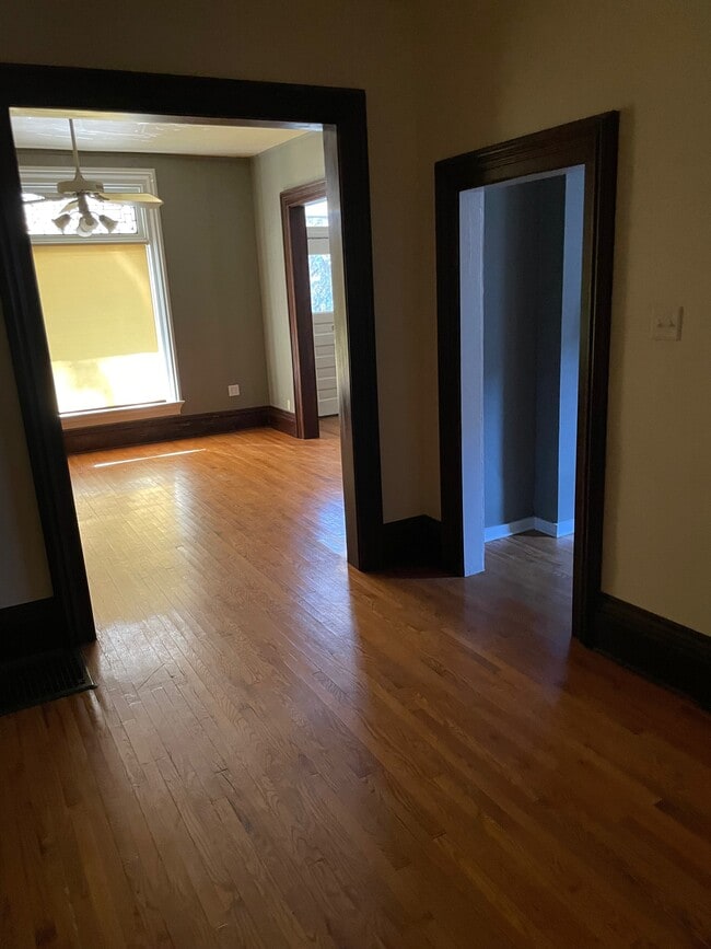 Living Rm & DnRm - 1110 W Wayne St