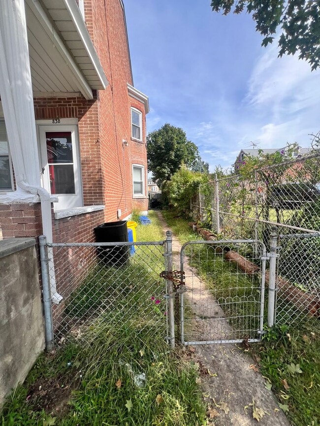 Photo - 838 Smith St