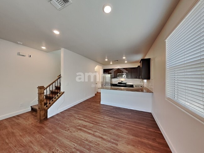 Photo - 647 W Hackamore Ave