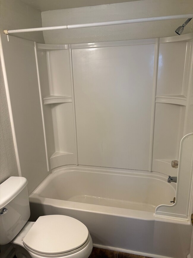 bathroom - Oak Tree Apartment Homes