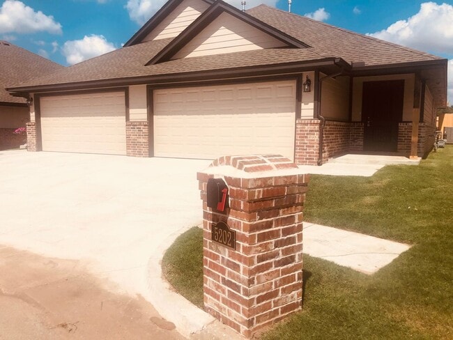 Building Photo - 3 bedroom 2 bath 2 car duplex available in Bethany!