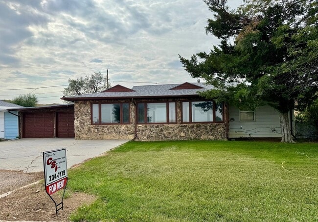 Building Photo - Roomy 3 bedroom, 2 bath with double garage Rental