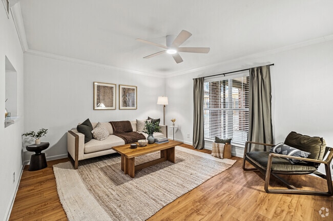 1BR, 1BA - 627SF - Living