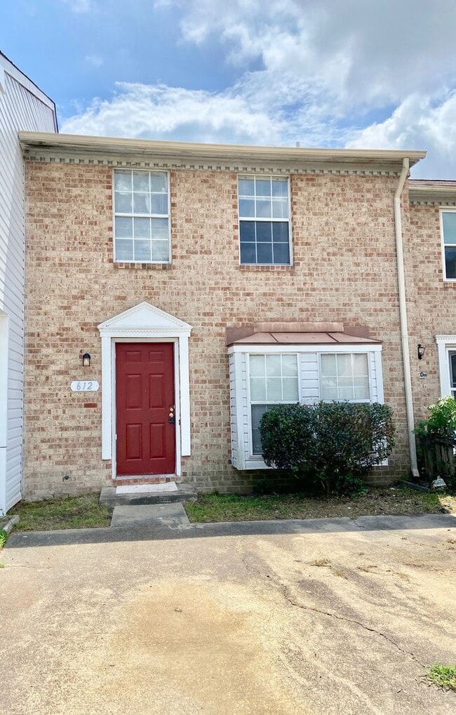 Building Photo - 3BD/ 1.5BA Townhouse in the Heart Virginia...