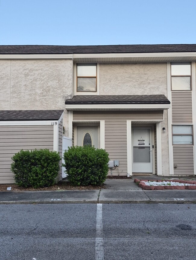 Building Photo - 727 S Main St Ext