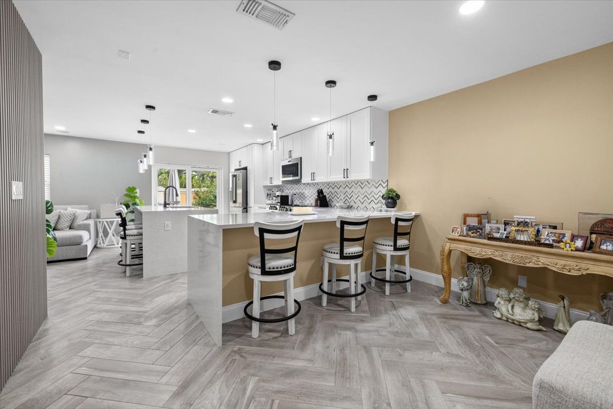 Photo - 172 Manor Cir