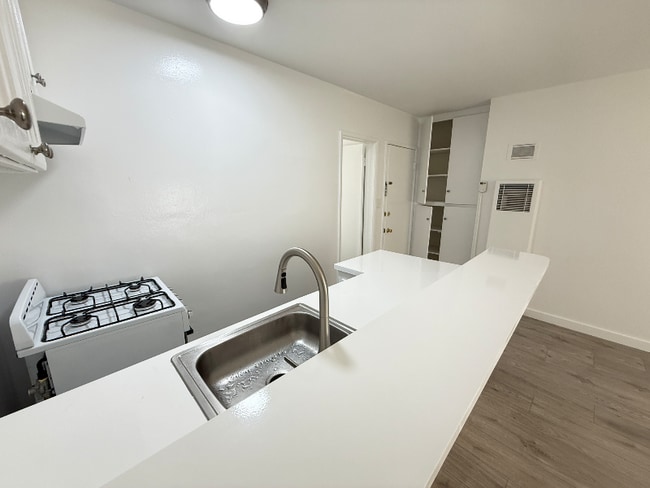 Photo - 240 S Reeves Dr Unidad C