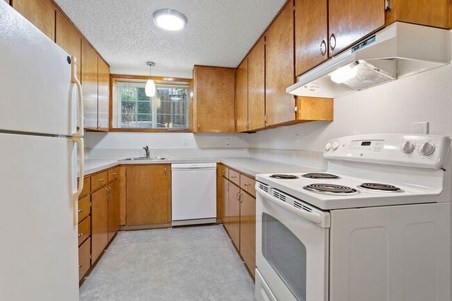 Building Photo - This is a must see large 2 bed 1bath!!! Rental