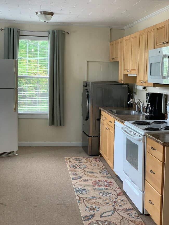 Large eat-in kitchen - 207 Andover St Unit 207