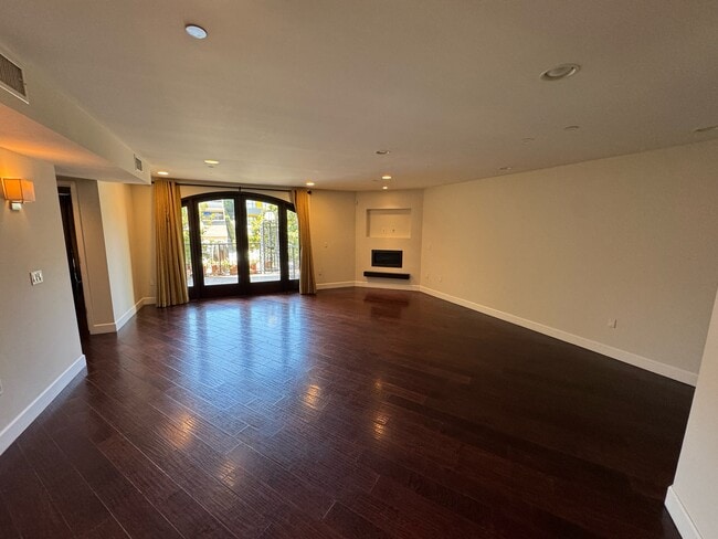 Building Photo - 1636 S Beverly Glen Blvd Rental