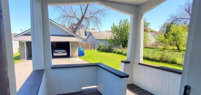 detachable garage access and lawn - 534 Kenwick Dr Unit 534 Kenwick Lower