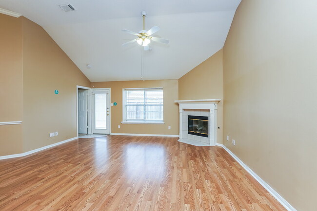 Photo - 814 Courtside Dr W