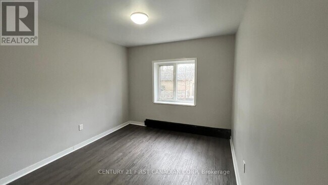 Photo - 871 Adelaide St N