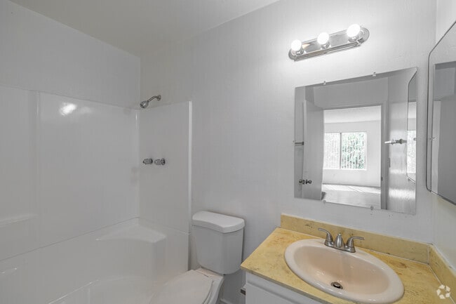 2BR, 2BA - 850SF - Bathroom
