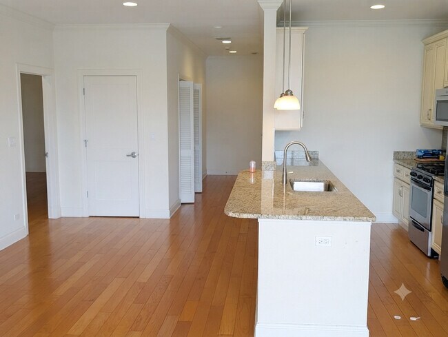 Photo - 2352 W Byron St Unit 301