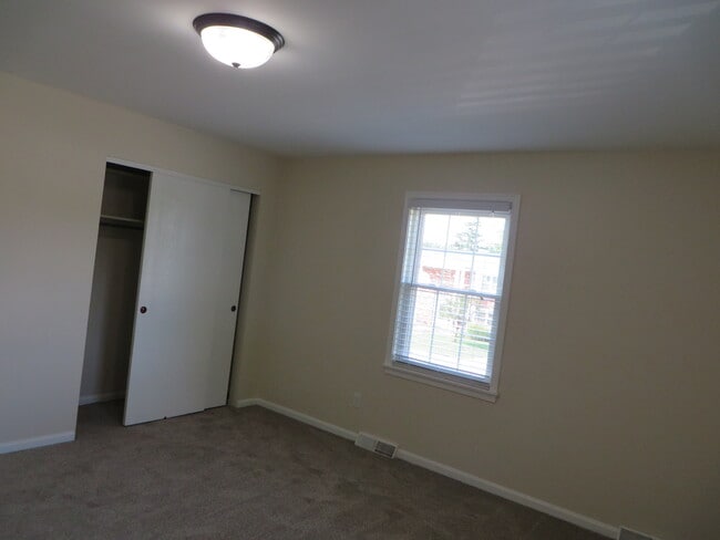 Bedroom #2 - 201 Applewood Dr Unit Apt2