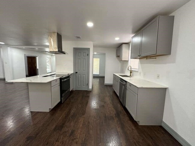 Photo - 5850 Paisley St