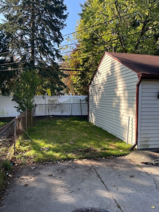 2 Bedroom 1 Bathroom Multi-Family Home in Allen Park- 1st Floor Flat