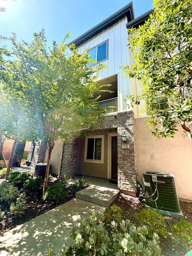 Building Photo - Luxury Townhome for Lease in Rancho Cucamonga