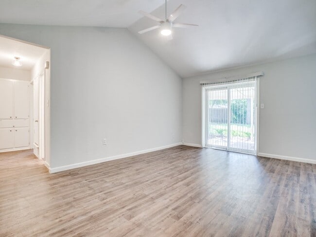 Photo - 313 NE Cindy Ln