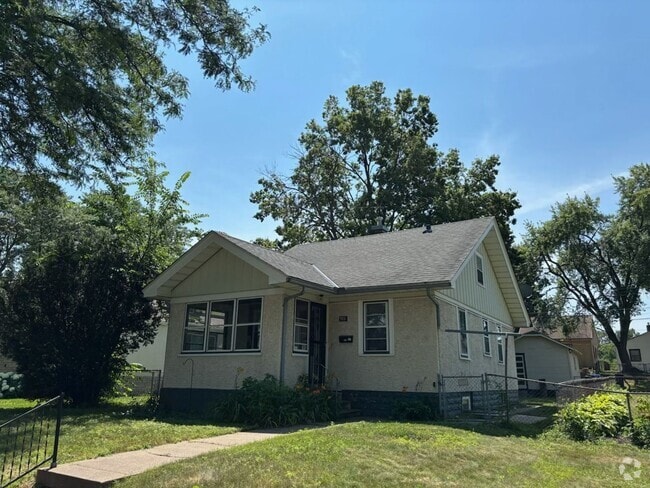 Building Photo - Charming 2+ Bedroom Single Family on a gre... Rental