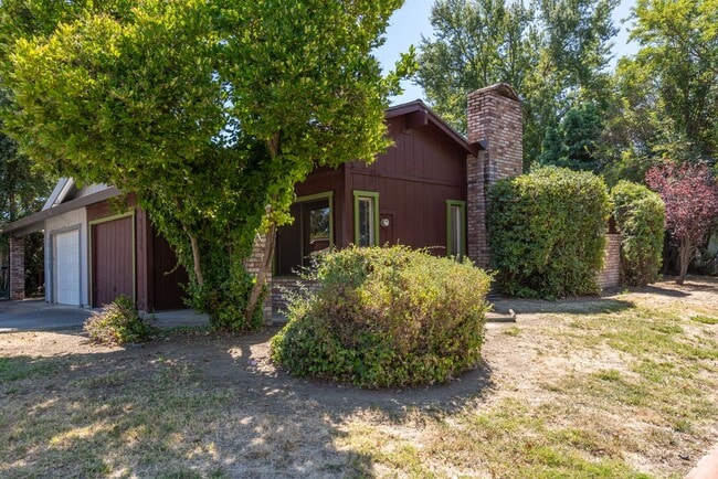 Photo - 2 bed 1 bath home w/ garage and yard, biking distance to UC Davis campus and downtown