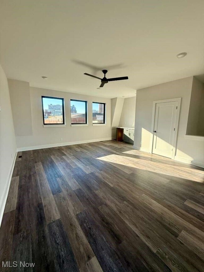 Photo - 1495 Superior Ave E