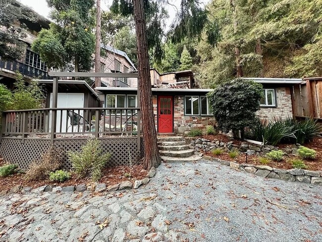 Building Photo - Rustic Cottage near Claremont Resort