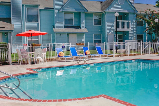 Building Photo - Royal Pointe