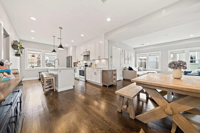 Photo - 230 Bowen St Unit 1