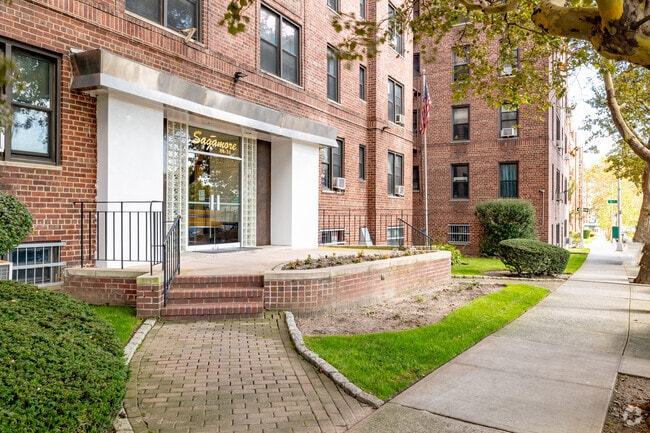 Photo - 8431 Van Wyck Expy