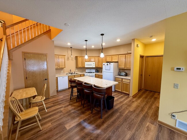 Photo - 483 Hickory Ln N