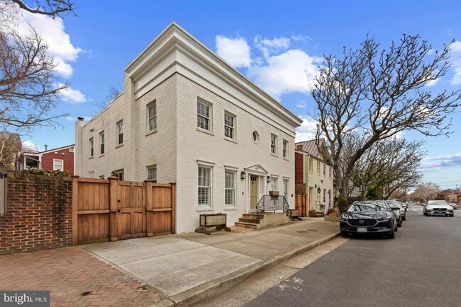 Building Photo - 810 Queen St Unit 1