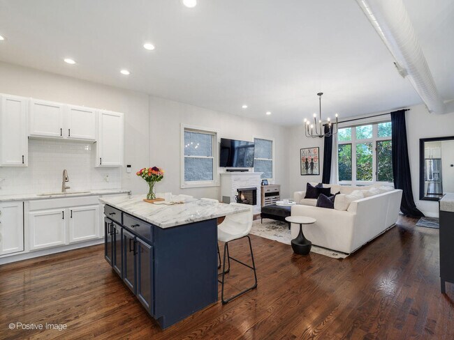 Photo - 463 N Green St